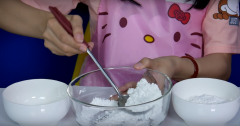 Trộn bột rau câu với bột đường. Sau đó chia bột ra 2 tô khác nhau (1 tô nhiều hơn 1 chút). 1 tô trộn với bột matcha, 1 tô trộn với bột cà phê.