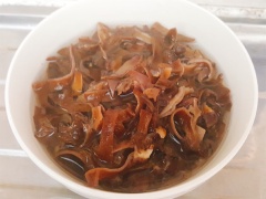 Ngâm nấm mèo (mộc nhĩ) nở với nước ấm cho nở. Gắp thịt gà luộc ra đĩa, đợi nguội rồi xé nhỏ. Bóc vỏ tỏi, băm nhuyễn. Đun nóng 2 muỗng canh dầu ăn, cho tỏi vào phi thơm. Sau đó cho 1 muỗng cà phê bột ngọt, 1 muỗng canh đường, 1 muỗng tiêu, 4 muỗng nước tương, 1 muỗng cà phê hạt nêm, nửa chén nước vào. Nấu sôi lên cho gia vị tan hết thì cho gà vào, đảo đều cho gà thấm vị.