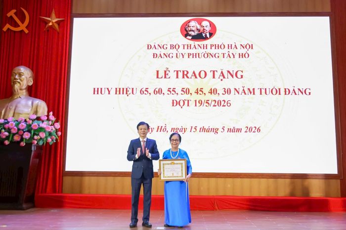 Phường Tây Hồ trao Huy hiệu Đảng, ghi nhận cống hiến của đảng viên - Đài Phát thanh và truyền hình Hà Nội
