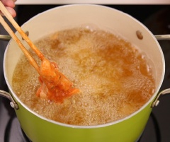 Đun nóng nhiều dầu ăn trong nồi, cho cánh gà đã ướp vào chiên chín vàng giòn thì vớt ra để ráo dầu.