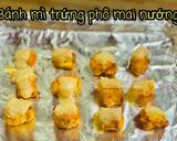 Tẩm bánh mì vào lòng đỏ trứng cho thấm đều các mặt