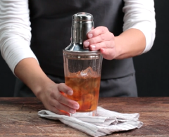 Sau khi đã khuấy đều thì dùng một cái nắp để chắn đá và từ từ đổ cocktail vào ly.