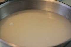 Gạo nếp, đậu xanh ngâm nước khoảng 3 giờ hoặc qua đêm.