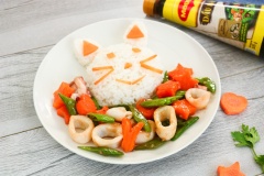 Dọn món ra đĩa cùng với cơm nóng. Món mực xào nóng hổi, thơm ngon với màu sắc rực rỡ, hứa hẹn có thể hạ gục được những thực khách nhí khó tính nhất. Bạn hãy thử xem nhé!