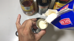Làm lạnh ly với đá sau đó lần lượt cho rượu vào bình lắc với định lượng như sau: Khlua: 20 ml, Baileys: 30 ml, Amaretto: 10 ml, Kem Rich: 50 ml.