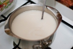 Đun sôi nước cốt dừa với đường và muối. Sau đó, hạ nhỏ lửa và đun thêm khoảng 2 phút nữa thì tắt bếp rồi để nguội.