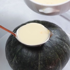 Đổ từ từ hỗn hợp vừa đánh tan vào trái bí. Đem hấp khoảng 30 phút bí chín. Nếu dùng lạnh thì cho bí vào ngăn mát. cắt bánh bí thành từng khoanh, thưởng thức.