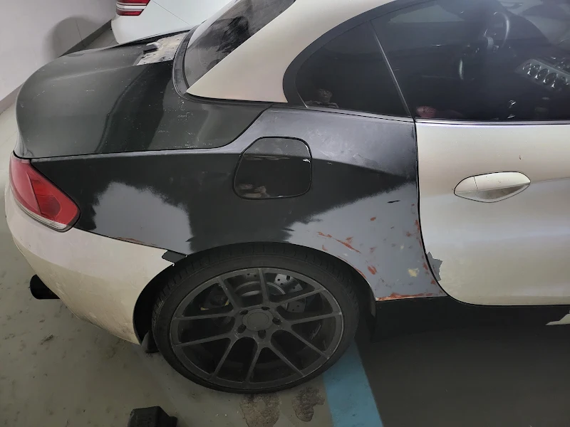 BMW Z4 E89 흰색 랩핑지 제거 작업 중 모습