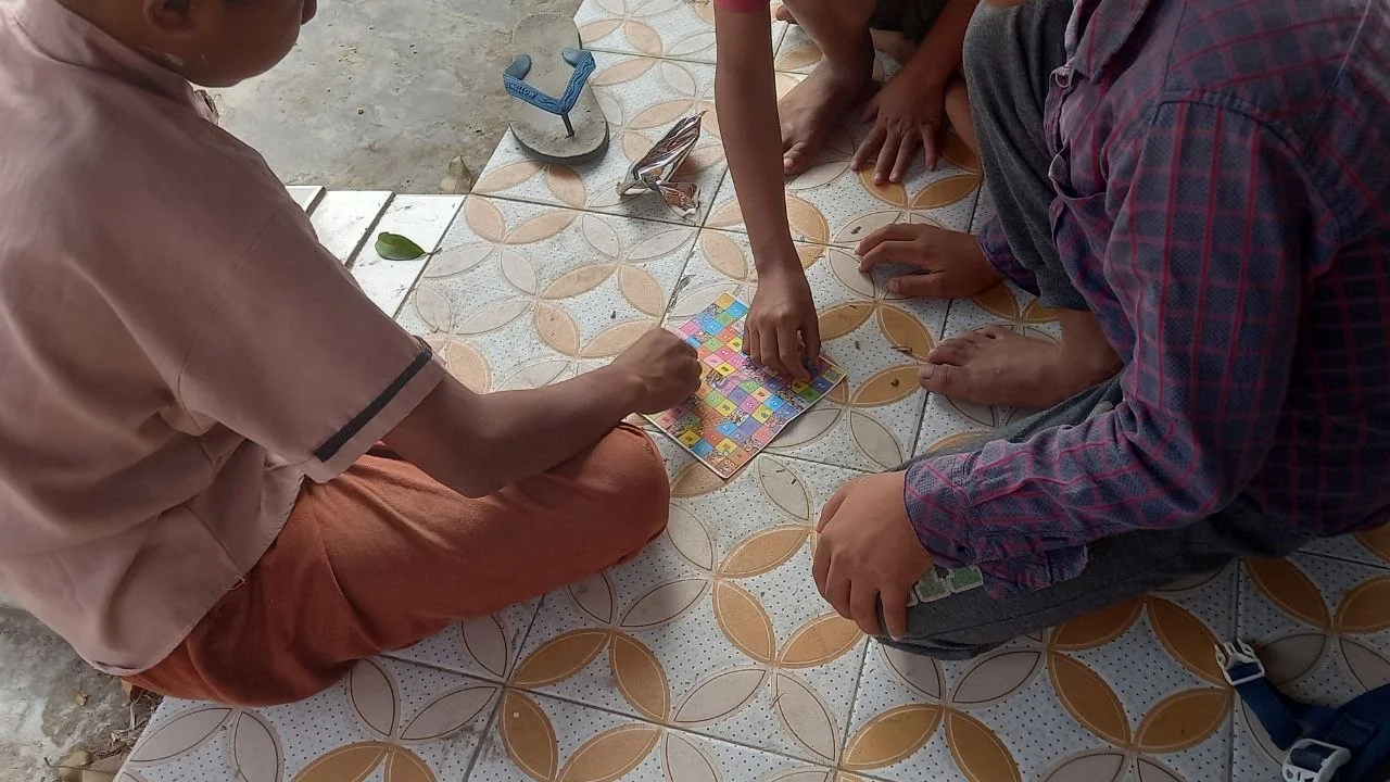 Asik Main Ular Tangga di Teras