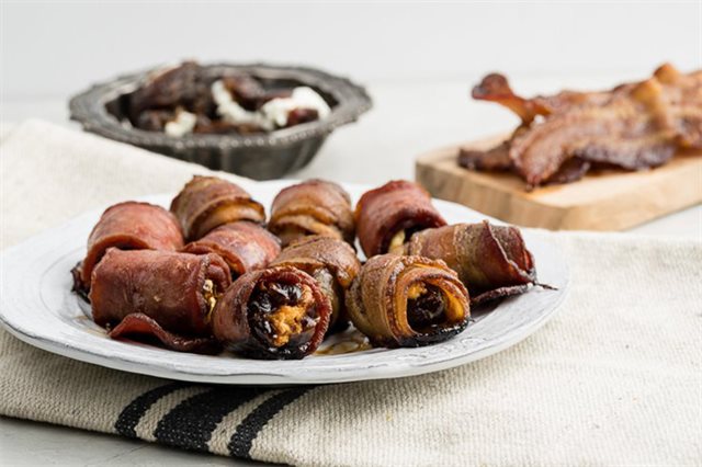 Thịt Xông Khói Cuộn Chà Là Nướng Sốt Balsamic