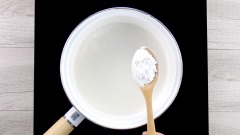 Nấu nước cốt dừa: cho vào nồi 500ml nước cốt dừa, thêm vào 1/2 muỗng cà phê muối, 3 muỗng cà phê đường và 1 muỗng canh bột năng, khuấy đều rồi bật bếp đun lên cho nước cốt dừa sệt lại.