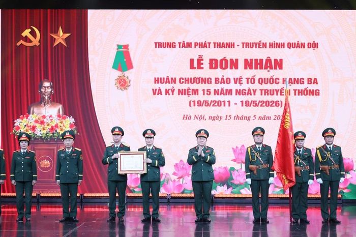 Trung tâm Phát thanh-Truyền hình Quân đội đón nhận Huân chương Bảo vệ Tổ quốc hạng Ba - Báo VietnamPlus
