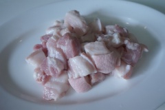 Thịt ba chỉ mua về rửa sạch, cắt khúc vừa ăn, tõi giã vừa ăn, có thể lấy hoặc bỏ bớt vỏ tỏi. Ướp thịt bằng nước mắm, đường, muối, bột ngọt vừa ăn.