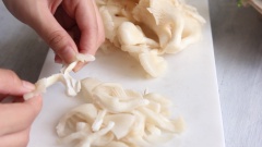 Chuẩn bị nguyên liệu: hành tím lột vỏ và bằm nhỏ, hành lá cắt nhỏ. Nấm bào ngư các bạn rửa sạch, cắt chân nấm, sau đó tước nhỏ (xé nhỏ) để lúc xào trứng áo đều, sẽ ngon hơn nhé.