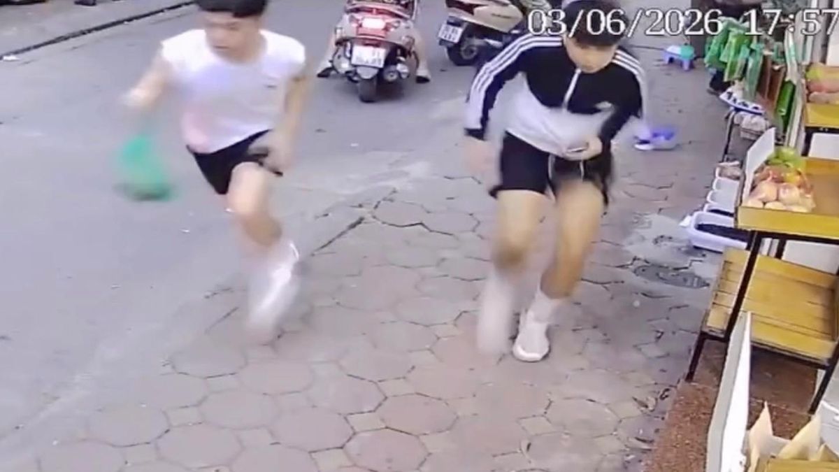 Khoảnh khắc sấm sét đánh đùng đoàng, đám đông hoảng hốt bỏ chạy - Tạp chí Tri thức