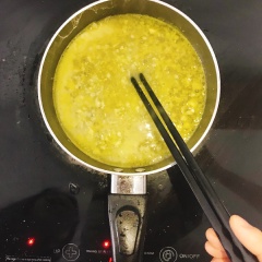 Chế biến sốt cam: Cam ép lấy nước, cho vào khoảng 1 muỗng cà phê đường, bạn nhớ chừa lại 1 lát nhỏ để trang trí nhé. Cho chút dầu olive vào chảo hun nóng rồi phi tỏi băm nhuyễn khoảng 3 phút, đổ phần nước cốt cam vào. Đợi khi phần cốt cam sôi lên, khuấy bột năng với 5ml nước rồi hòa chung cho đến khi hỗn hợp sốt cam sệt lại, nêm nếm với muối, tiêu, đường cho vừa ăn.