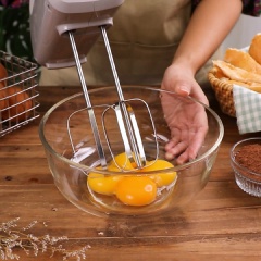 Dùng máy đánh trứng đánh bông lòng đỏ lên. Sau khi đánh được 5 phút thì cho từng đợt 50gr đường xay vào, đánh tiếp cho đến khi kem bông mịn.