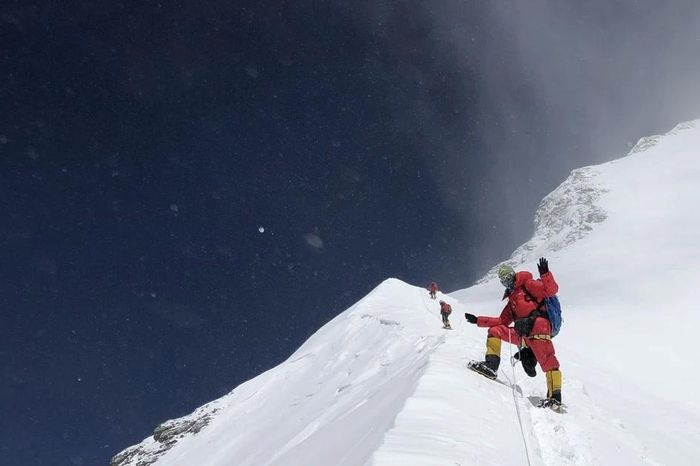 Gần 300 nhà leo núi lập kỷ lục chinh phục thành công đỉnh Everest - Báo Tri thức &amp; Cuộc sống