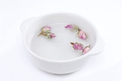 Cách làm trà hoa hồng: Rửa sạch nụ hoa hồng rồi để sang một bên. Rửa sạch gừng, gọt vỏ và thái thành lát.