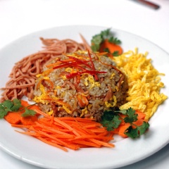 Cho cơm chiên tam tơ ra đĩa, ăn cùng cà rốt ngâm giấm đường đã làm. Nếu thích có thể giữ lại ít trứng và xúc xích để trình bày quanh đĩa cho đẹp.