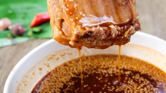 Chế nước ướp vào tô sườn rồi đảo đều cho sườn thấm nước sốt. Bọc kín tô sườn rồi để vào tủ lạnh ướp ít nhất 2 tiếng. Chuẩn bị một bếp than hồng để nướng sườn. Đảm bào than đã cháy hết và không còn khói mới cho sườn lên nướng. Nướng khoảng 35-40 phút là sườn chín hoàn toàn. Trong lúc nướng nhớ trở mặt và phết thêm sốt hoặc dầu ăn thường xuyên để sườn nướng coca không bị khô.