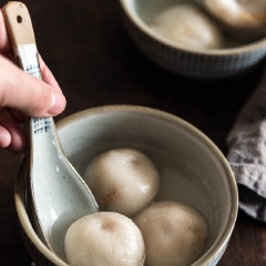 Chè trôi nước nhân đậu phộng mới lạ, ngọt ngon với hương vị thơm lừng, dẻo dẻo là món tráng miệng tuyệt vời dành cho cả nhà ngày cuối tuần đấy. Còn chờ gì nữa mà chúng ta không lưu nay công thức lại nào.