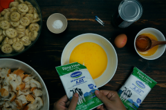 Lấy một tô khác để trộn hỗn hợp sữa tươi cùng nước cốt dừa, bơ rồi xíu muối rồi cho thêm tinh chất vani vào.