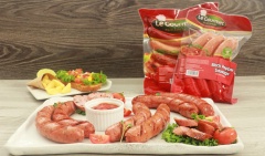 Trên đây là 4 cách chế biến xúc xích vị tiêu cơ bản và nhanh chóng mà ai cũng có thể áp dụng. Xúc xích vị tiêu có những hạt tiêu xen kẻ bên trong tạo nên hương vị thơm ngon rất đặc trưng và khác với những loại xúc xích khác. Ngoài ra bên trong xúc xích cũng có những hạt mỡ giúp giữ độ ẩm và không bị khô. Xúc xích có thể kết hợp với bánh mì hotdog, các loại salad, sốt mayonaise, mù tạt, tương ớt... tùy vào điều kiện gia đình và sự tiện lợi mà bạn lựa chọn cách chế biến phù hợp nhé!