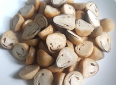 Bầu rửa sạch, để nguyên vỏ, cắt sợi bằng ngón tay. Nấm rơm gọt bỏ gốc, ngâm, rửa với nước có hòa tan 1/2 muỗng cà phê muối.