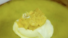 Gói bánh crepe sầu riêng: trải một lớp bánh crepe ra mặt phẳng, múc một lượng vừa đủ kem tươi whipping vào giữa, thêm sầu riêng lên trên rồi gói crepe lại thành chiếc bánh vuông vức và căng phồng. Làm lần lượt cho đến hết. Cho bánh crepe sầu riêng vào tủ lạnh rồi thưởng thức sẽ ngon hơn.