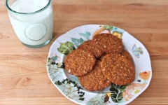 Chỉ vài chiếc bánh quy với một cốc sữa nóng là bạn đã có một bữa xế nhẹ nhàng, tiện lợi rồi!
