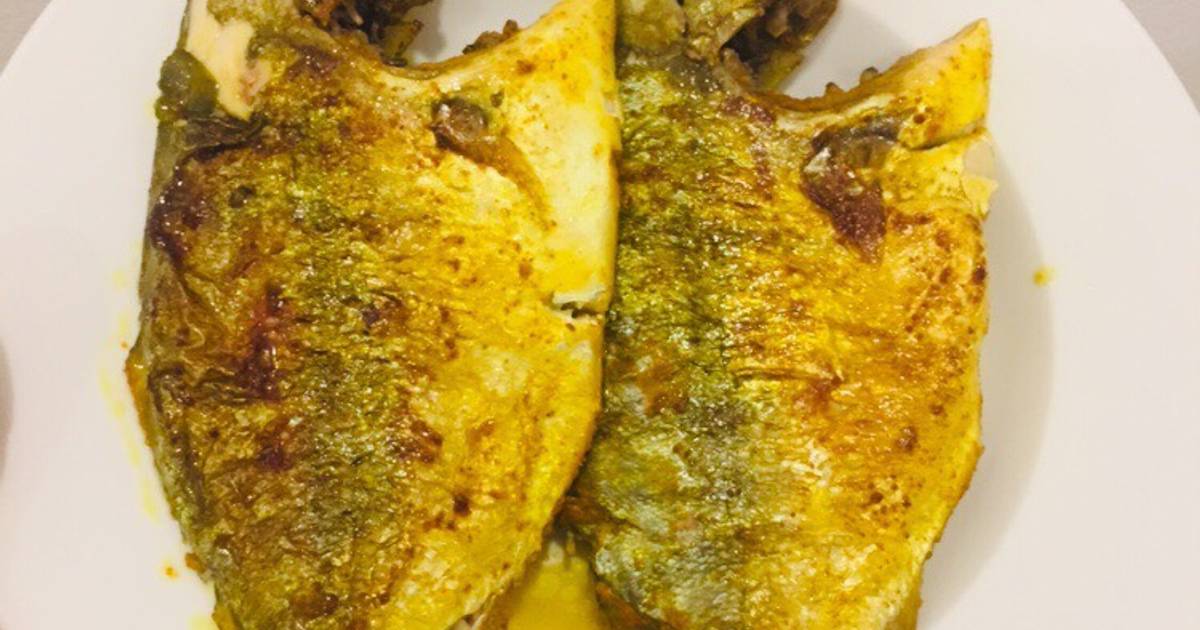 Cá bì vàng chiên nghệ ăn kèm dưa leo, lá dấm