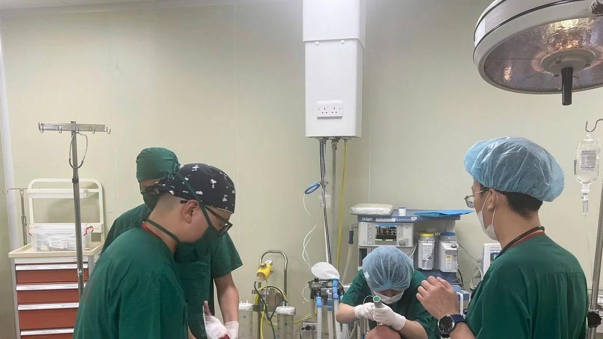 Vi phẫu khẩn cấp cứu bàn tay bị tổn thương nặng do tai nạn lao động - Báo Tri thức &amp; Cuộc sống