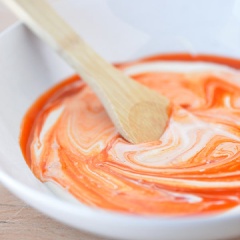 Phô mai bóc lớp nilon bên ngoài, cắt đôi. Trộn đều mayonnaise và sốt buffalo trong tô, để riêng. Cho bột chiên xù, tiêu, muối trộn lại trong 1 cái tô khác. Cho bột mì vào một cái tô khác nữa.