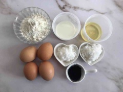 Tách lấy 4 lòng đỏ trứng gà cho vào tô, thêm vào 50g dầu bắp, 80ml sữa tươi nguyên chất, dùng phới lồng đánh tan đều.