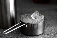 Cherry rửa sạch sau đó cho vào bình cùng với đường nâu rồi dùng chày giã nhuyễn. Tiếp đó cho 4 muỗng rượu Amaretto, nước cốt chanh, rượu Bourbon và đá viên vào rồi lắc từ 15 - 20 giây. Cuối cùng chế cocktail ra ly thủy tinh đẹp, có thể trang trí thêm cherry hoặc lát chanh cho đẹp nha.