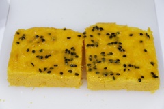 Bóc vỏ thanh lòng ruột tráng, thái thành những lát mỏng và to. Cắt bỏ viền của bánh mì sandwich. Chuẩn bị loại mứt trái cây nhiệt đới ưa thích, mình sẽ dùng mứt chanh dây có vị chua ngọt này nhé. Phết ít mứt chanh dây lên 2 lát bánh mì sandwich.