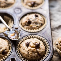 Bánh muffin chuối chay thơm ngon, đơn giản, dễ làm, không hề mất thời gian, khi ăn sẽ mền xốp, dẻo thơm khiến bạn ăn mãi mà không muốn dừng, vì thế chị em hãy làm cho cả nhà thưởng thức nhé!