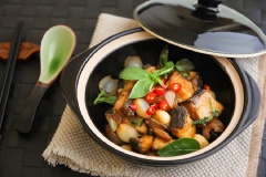 Cá chiên mắm hành giản dị thế này thôi nhưng ăn hao cơm cực kì! Gia vị đậm đà bám đều vào phần thịt cá trắng ngần, nóng hổi, điểm xuyết là từng miếng hành, tỏi thơm thơm rất ngon mà không hề bị hăng chút nào! Bạn hãy ghi lại công thức món ăn này để chế biến cho cả nhà cùng thưởng thức nhé!