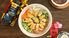 Xếp gà chặt nhỏ các loại rau đã chuẩn bị vào tô, thêm 50gr rau muống bào và 50gr bắp chuối bào, rưới nước mắm trộn gỏi vào tô rồi trộn đều. Tiếp theo cho thêm ớt sừng, 80gr khô gà, 20gr rau răm cắt nhỏ, 20gr hành phi rồi trộn nhanh lên lần nữa là được.