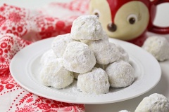Mùa Noel năm nay bạn hãy chuẩn bị những viên bánh cookie snowball Giáng Sinh tròn tròn, xinh xắn với lớp đường ngọt bên ngoài và bên trong là hạt hồ đào giòn sựt này nha, chắc chắn cả nhà sẽ rất thích đó. Mình cùng lưu lại công thức và thử thực hiện theo cách làm bánh cookie snowball giáng sinh siêu đơn giản này nhé.