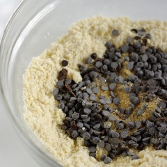 Sau đó, cho bột mì, chocolate chip, muối, bột nở vào cùng hỗn hợp trên, trộn đều.