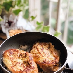 Cho bơ lạt vào chảo, đun chảy. Cho bánh mì đã ngấm sữa vào rán cho vàng mặt. khi mặt dưới đã vàng giòn (30 giây), bạn rắc một lớp đường mỏng lên lát cắt bánh mì và trở mặt rán tiếp thêm 30 giây - 1 phút cho đến khi đường tan và tạo thành 1 lớp caramel giòn tan vàng ruộm thì tắt bếp.