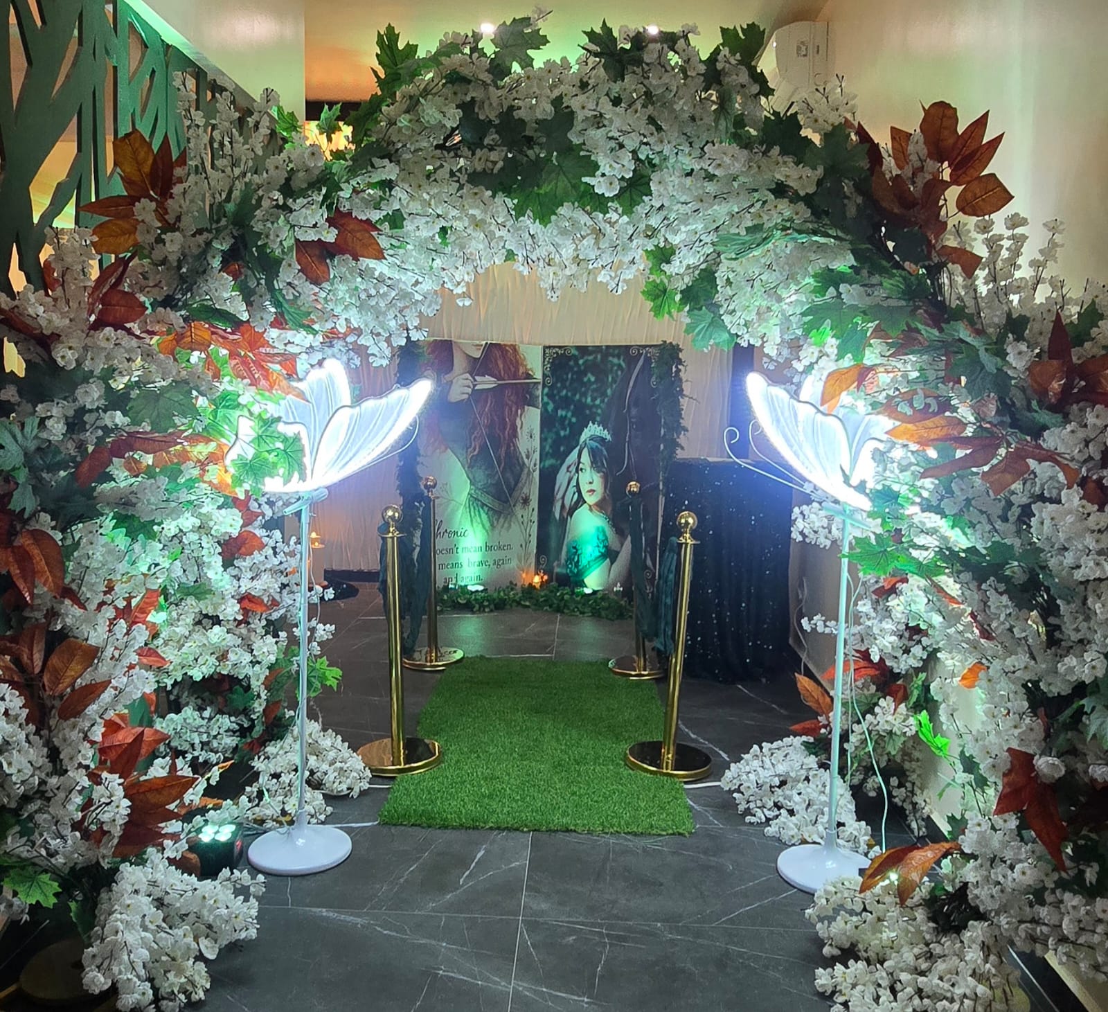 Decoración de XV años con flores y detalles elegantes - Marbella Princess Parties