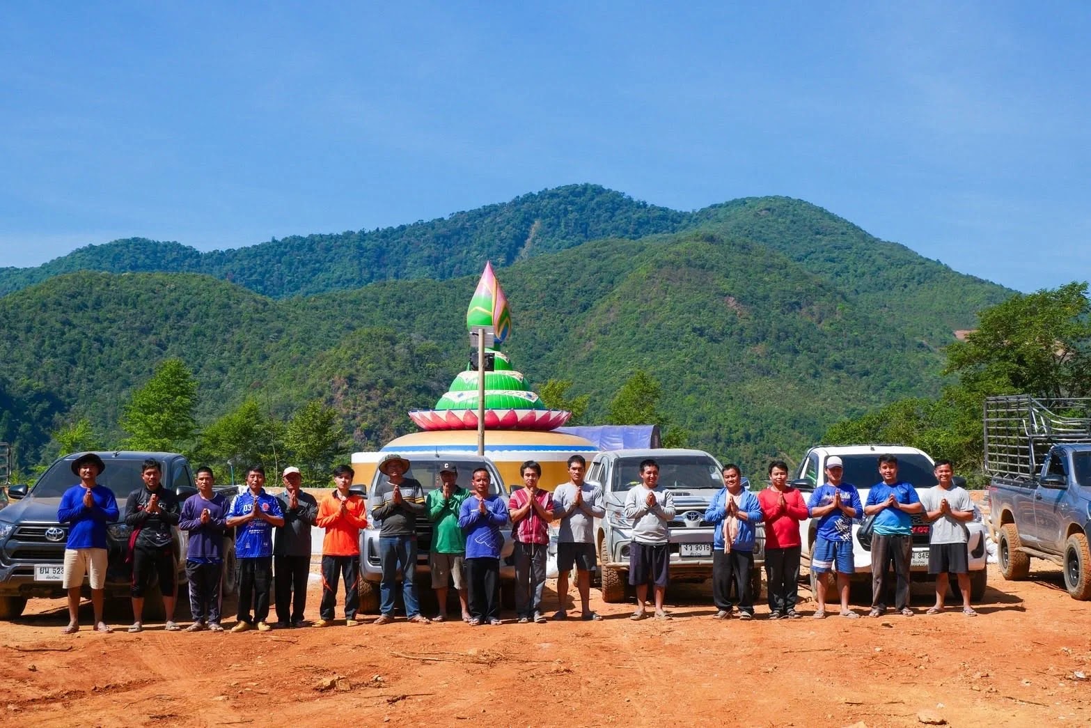 ภาพประกอบ ร่วม 2 เดือนกว่าแล้ว ที่พระภิกษุ สามเณร วัดบ้านขุน รวมทั้งพี่น้องบนดอยหลาย ๆ หมู่บ้าน ได้มาช่วยกันทำบันไดขึ้นเจดีย์น้อยดอยสวรรค์วัดแม่ขิง และทำลานเจดีย์ รวมทั้งช่วยกันเทปูนบนลานชั้
