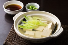 Cho nước sốt vào một nồi khác.Thêm gia vị ở mục nước chấm. Đun nóng với lửa nhỏ không để nước sôi. Khi nước đã nóng, sắp vào bát và hoàn thành món ăn.