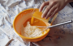 Đánh bông 200g kem whipping rồi cho hỗn hợp chanh dây vào khuấy đều.