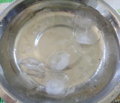 Gà làm sạch, rửa nước muối, để ráo. Chuẩn bị nồi nước lạnh, thả vào mấy lát gừng cho thơm, cho gà vào lúc nước còn chưa nóng, luộc đến khi nước sôi, dùng đũa xăm thử thấy không có chảy nước máu ra là gà chín. Gà chín vớt ra rổ cho ráo nước, rải vài viên đá lạnh giúp cho da gà được giòn.