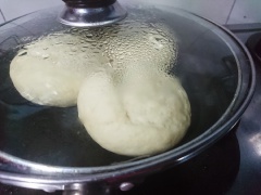 Làm nóng chảo chống dính, đặt bánh vào nướng khoảng 5 phút đến khi thấy xuất hiện hơi nước trên mặt nắp thì lật mặt bánh. Tiếp tục nướng đến khi xung quanh vỏ bánh có màu vàng nâu là được rồi đó. Lấy bánh ra là có thể dùng nha.