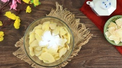 Gừng sau khi ngâm nước chanh, các bạn vớt ra rửa sạch để ráo. Sau đó cho 300gr gừng và 20gr muối vào tô, dùng tay bóp kĩ gừng với muối khoảng 5 phút để gừng bớt vị hăng và cay nồng. Tiếp theo rửa gừng nhiều lần để sạch muối và để ráo nước.